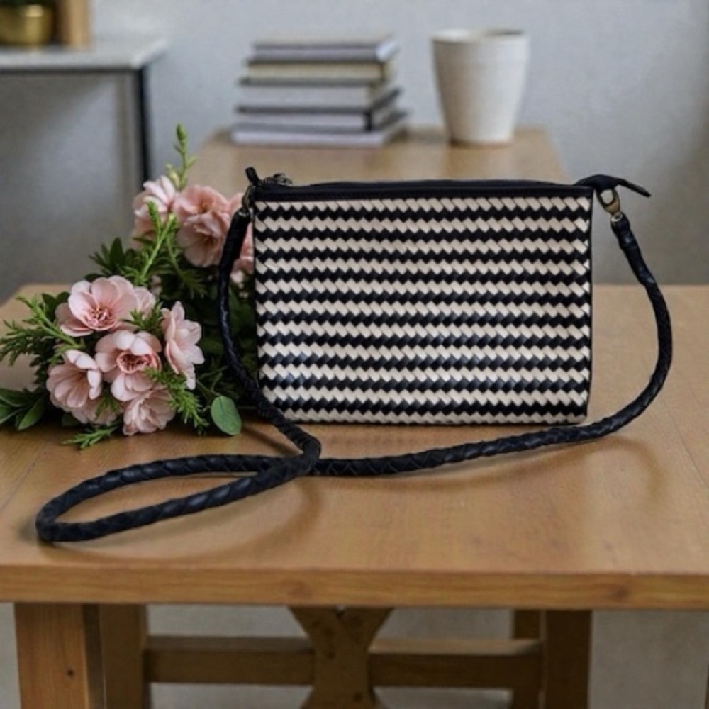 BEMBIEN
DIA Crossbody - Picture 2 of 3